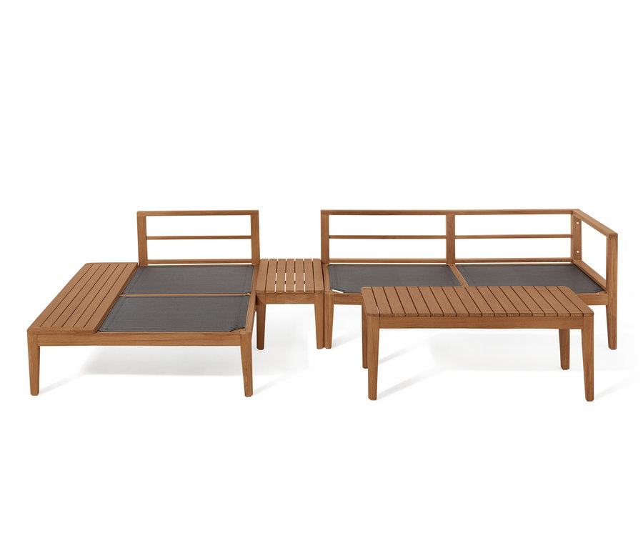 Teak-Lounge-Ecke mit grauen Sitzen und einem Holztisch auf weißem Hintergrund.