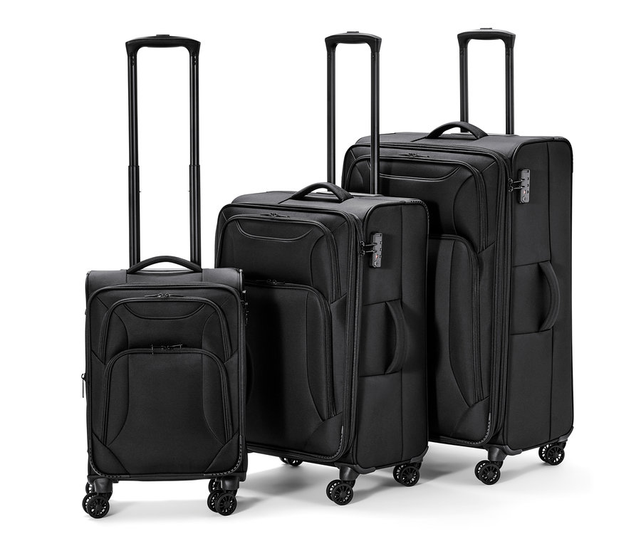 Drei schwarze Textilkoffer in verschiedenen Größen stehen nebeneinander.