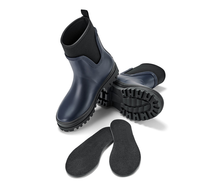 Zwei Paar Kinder-Neopren-Regenstiefel und zwei Einlegesohlen auf weißem Hintergrund.