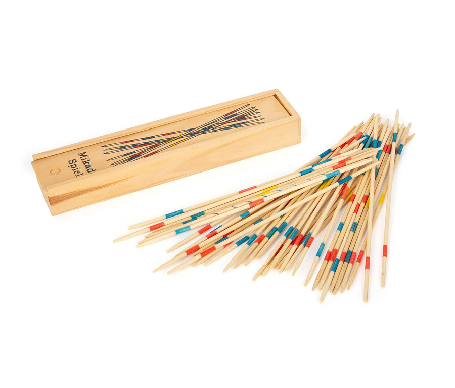 Ein Holzkästchen mit Bild und ein Haufen Mikado-Stäbchen daneben.