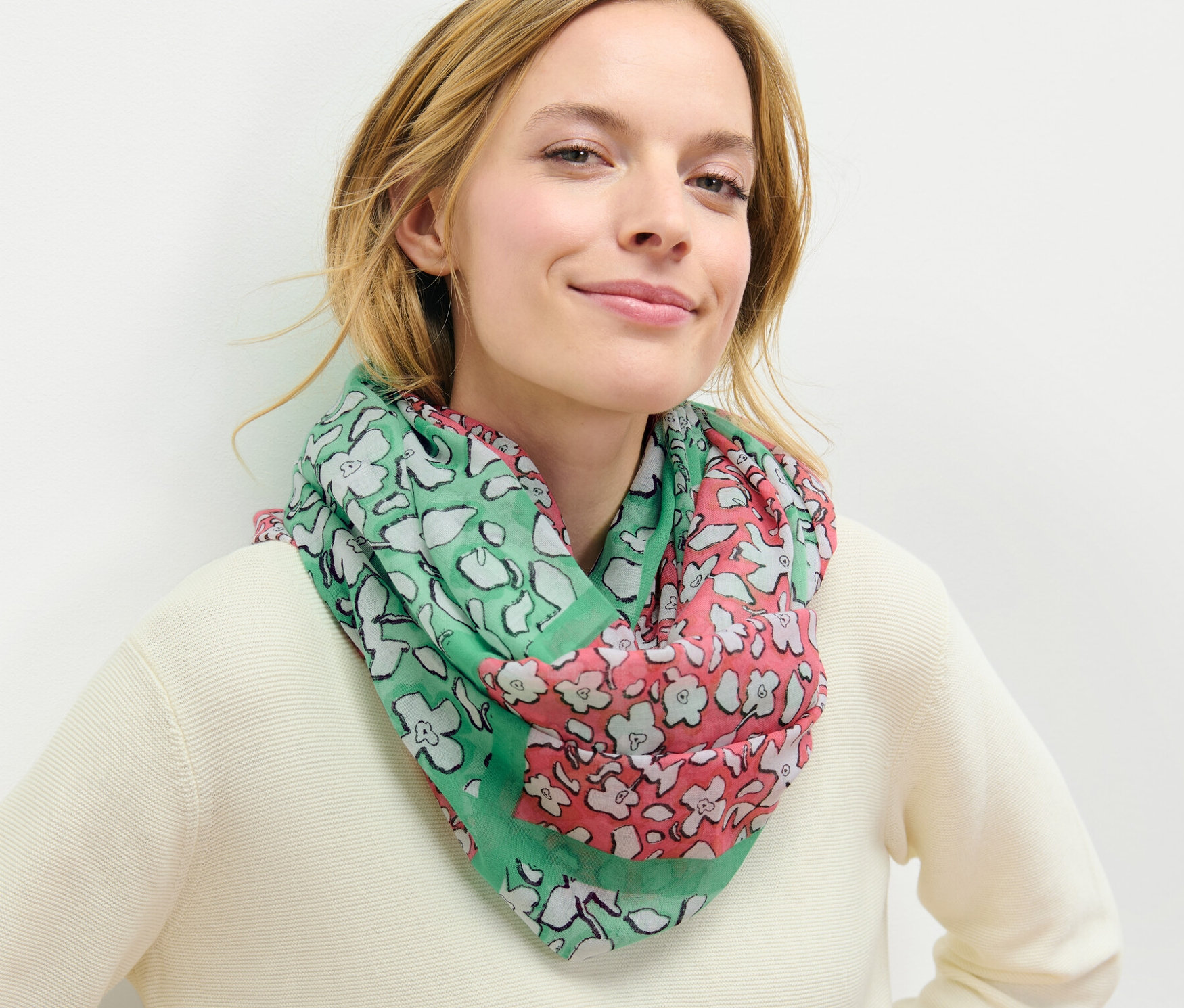 Frau trägt bedruckten Loop-Schal.