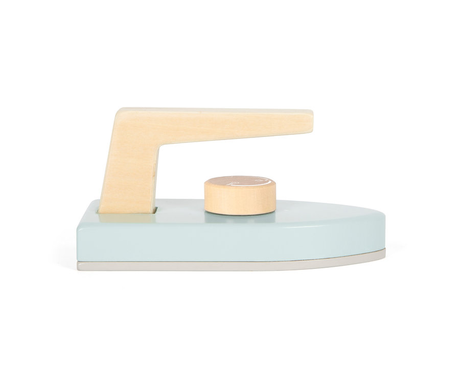 Ein pastellblaues Spielzeug-Bügeleisen aus Holz mit hellbraunem Griff und Knopf von Small Foot.