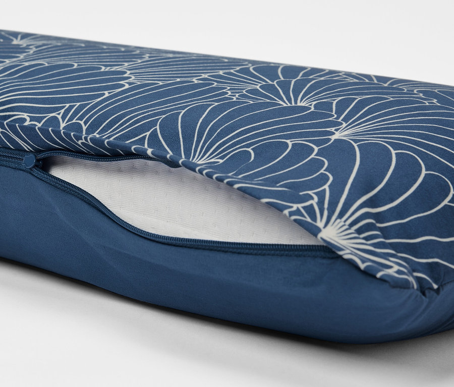 Detailansicht von zwei blauen Microfaser-Kopfkissenbezügen (ca. 80 x 40 cm) mit weißem Blumenmuster und Reißverschluss.