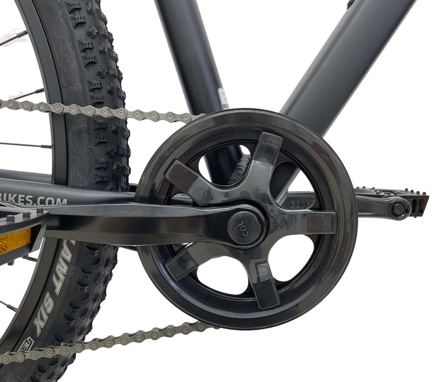 Detailaufnahme eines schwarzen HAWK Bikes Fahrrads »Trail One Mountainbike Gent«, mit 29 Zoll Reifen, das die Pedale, Kette und Reifen zeigt.