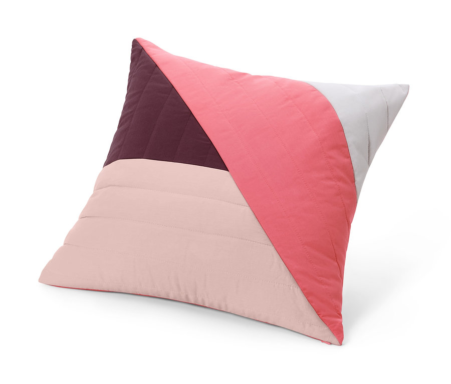 Ein Dekokissenbezug mit einem geometrischen Design in Rosa-, Burgunder- und Grautönen.