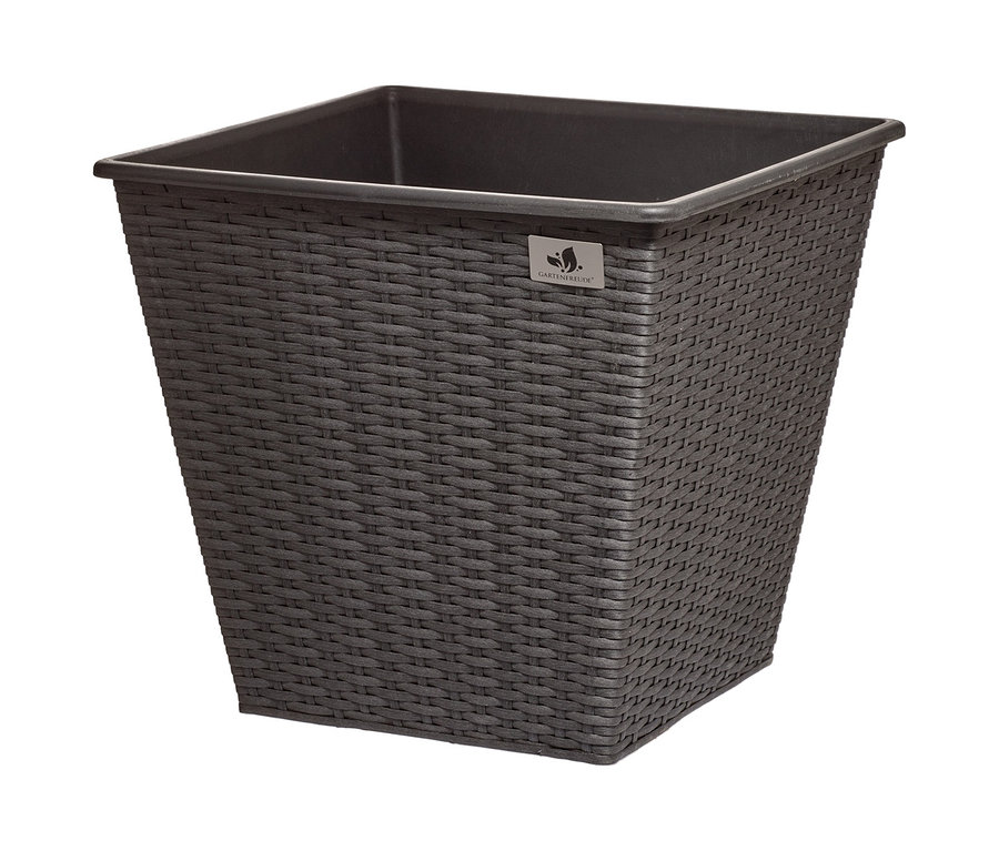 Ein anthrazitfarbener XL-Pflanztopf aus Polyrattan.