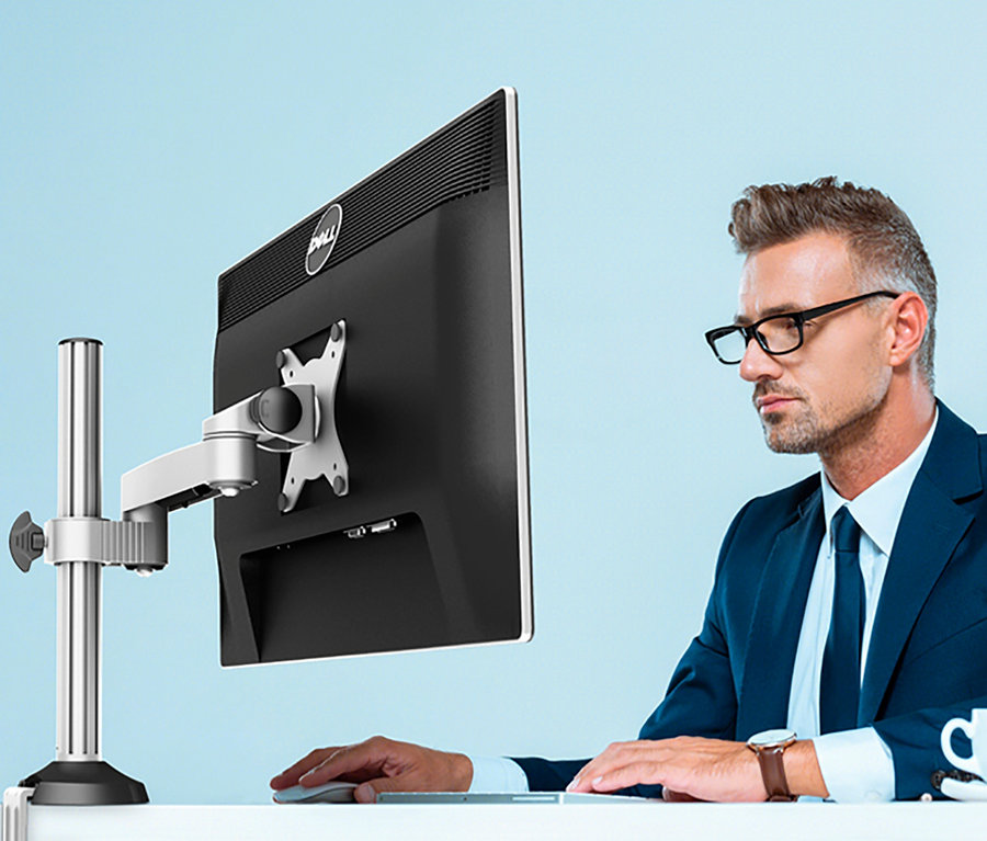 Mann im Anzug benutzt Computer mit Monitor auf Tischhalterung »ErgoFix H2«.