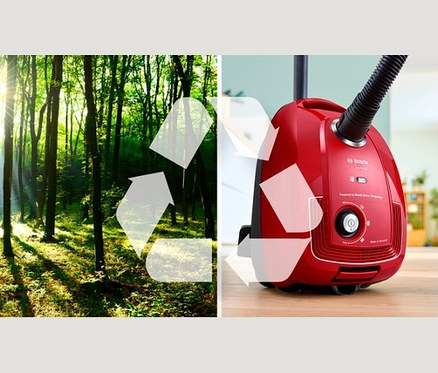 Abbildung eines Waldes und eines roten Bosch Bodenstaubsaugers »BGD38RD1H« mit Beutel mit einem Recycling-Symbol.