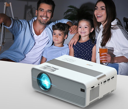 Familie schaut einen Film mit einem Mini-LED-HD-Beamer.