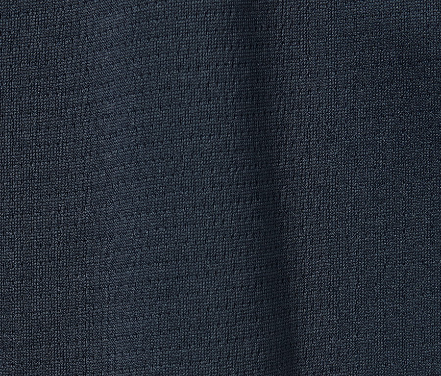 Detailaufnahme von 2 Kinder-Funktionsshirts.