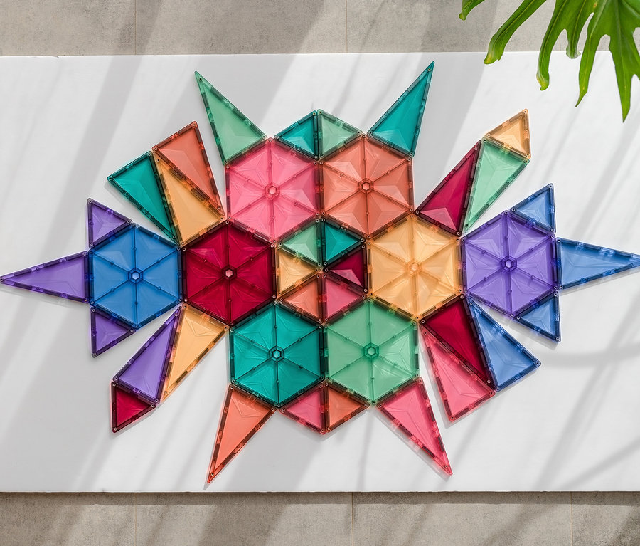 Connetix Magnetspielzeug-Set, Geometry Pack, 40-teilig in Sternform auf weißer Oberfläche angeordnet.