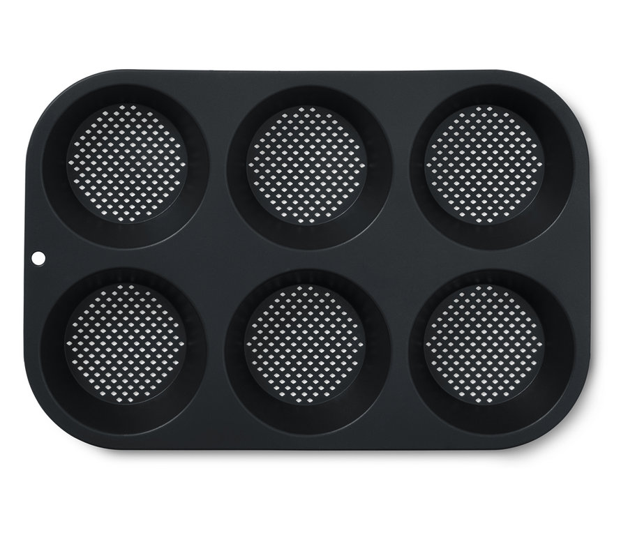 Schwarze, perforierte Brötchenbackform mit sechs Mulden.