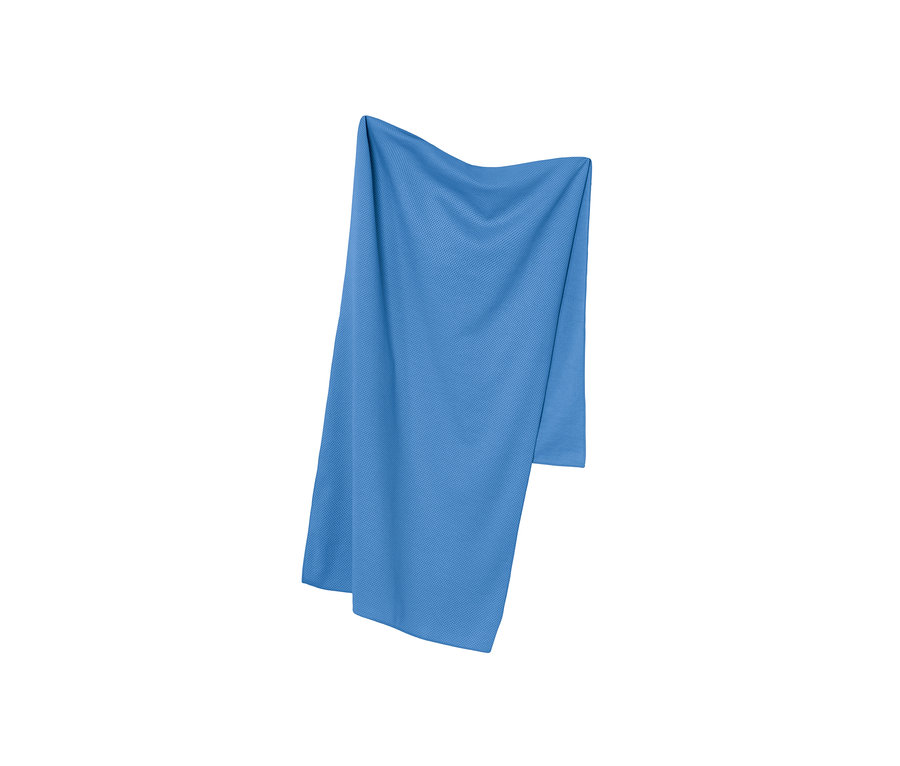 Ein himmelblaues, kühlendes Sporthandtuch hängt herunter.