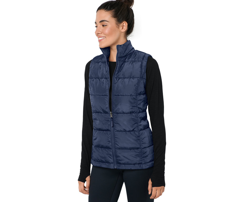 Frau trägt einen blauen 3-in-1-Outdoormantel mit Weste.