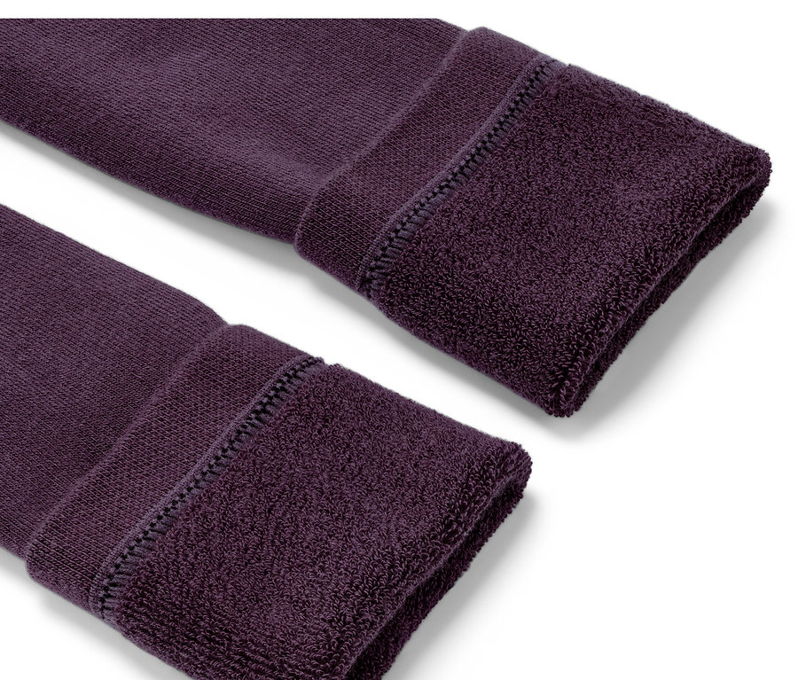 Detailansicht von zwei Enden der Kinder-Thermoleggings in Beere.