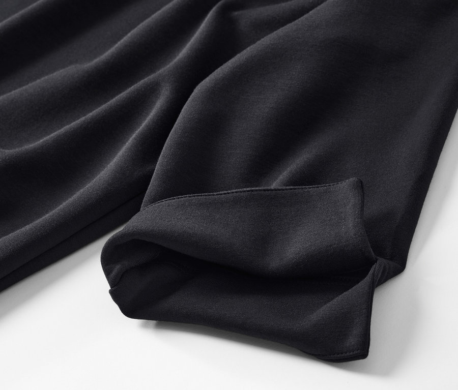 Detailansicht eines schwarzen Sweatkleids aus Modal-Mix.