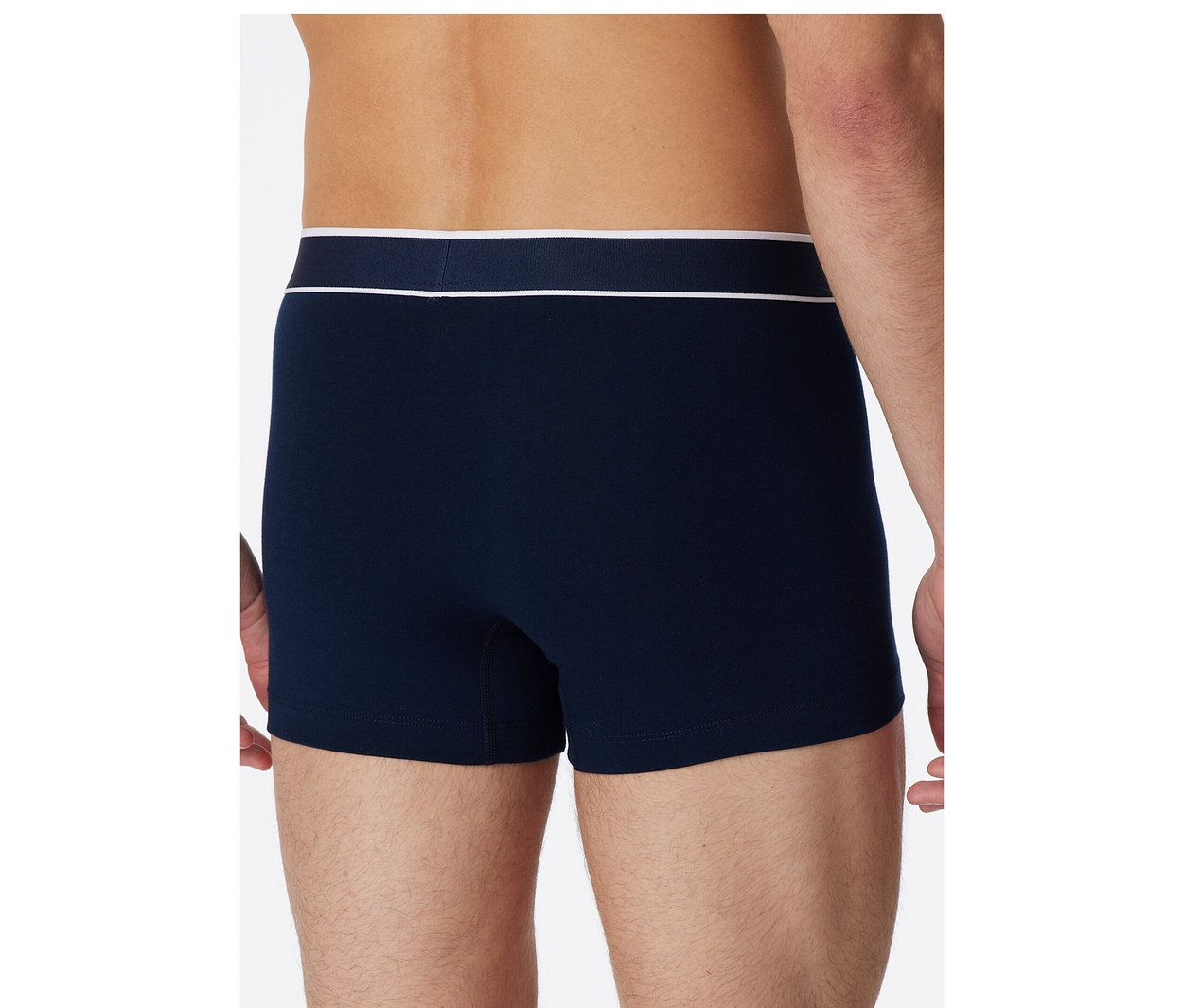 Rückenansicht eines Mannes in dunkelblauen SCHIESSER Shorts mit weißem Bund und dünnem weißen Streifen.