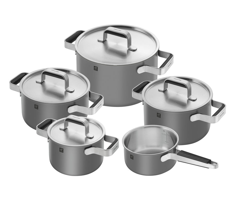 Ein graues, 5-teiliges ZWILLING PURE Edelstahl-Kochgeschirr-Set mit Deckeln.