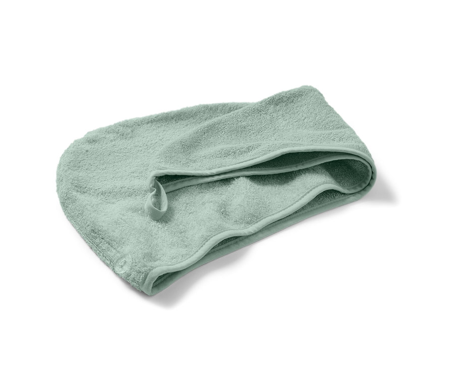 Ein grünes Turban-Handtuch auf einem weißen Hintergrund.