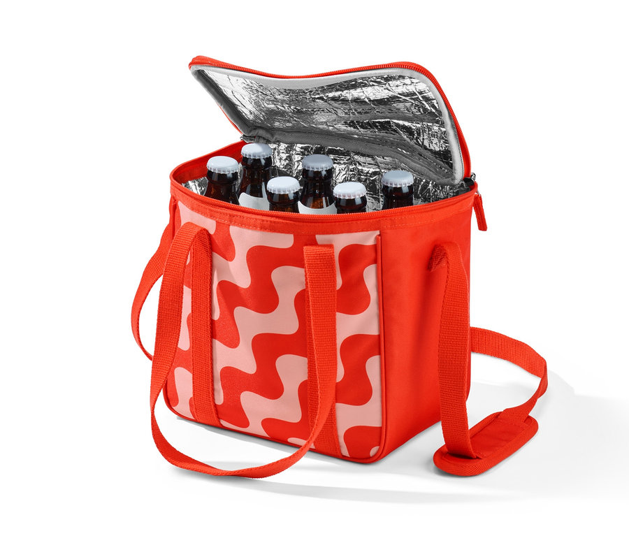 Geöffnete kleine Kühltasche in Rot mit weißem Muster, gefüllt mit Flaschen.