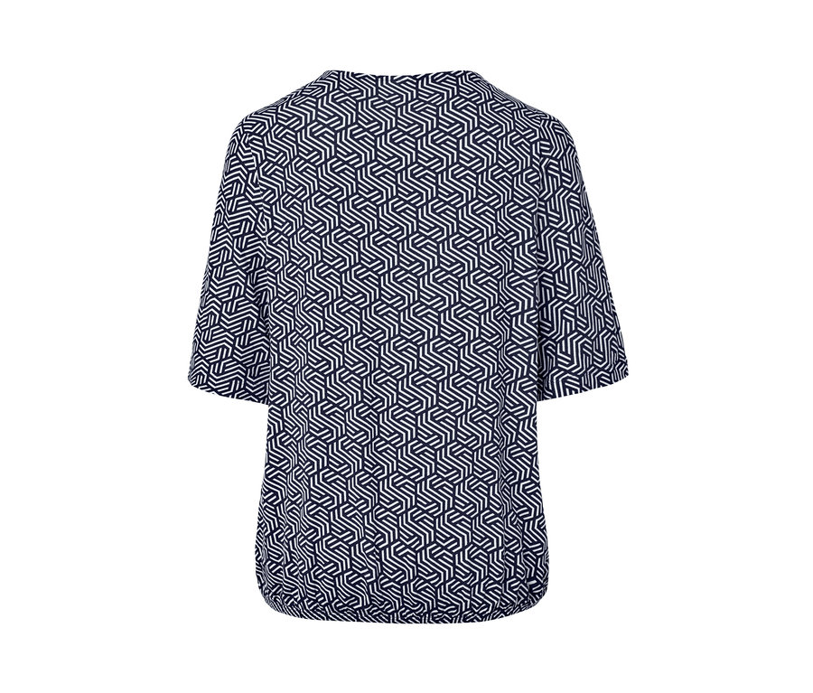 Detailansicht der Rückseite eines blauen, bedruckten Blusenshirts.