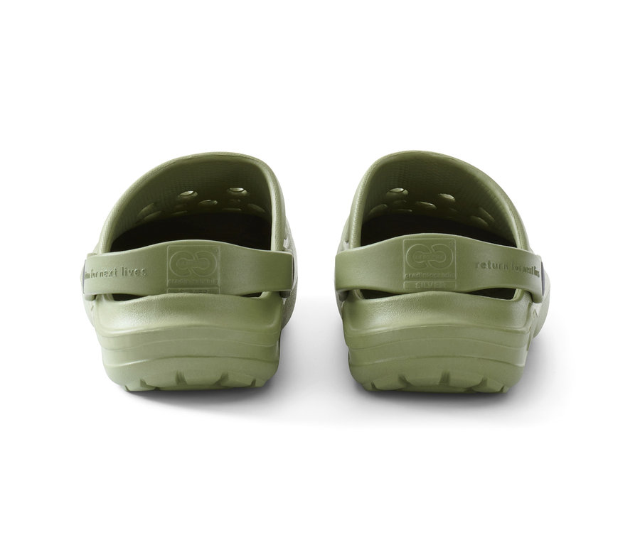 Ein Paar olivgrüne Unisex-Clogs von hinten.