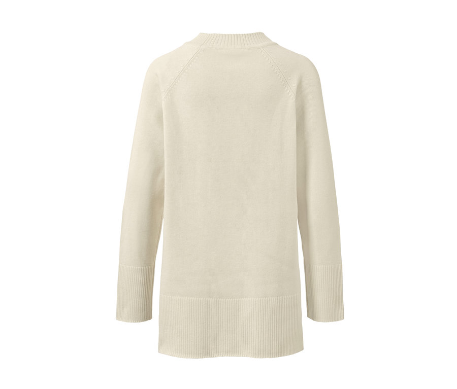 Detailansicht eines langen Strickpullovers in Cremeweiß.