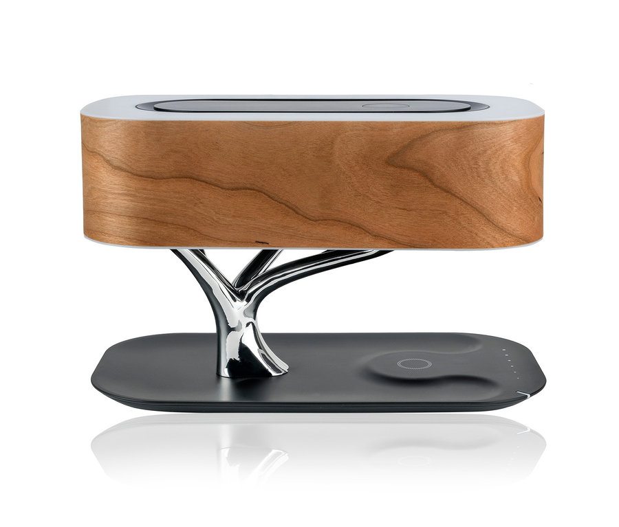 Induktive Ladestation mit BT-Lautsprecher und Lampe auf weißem Hintergrund.