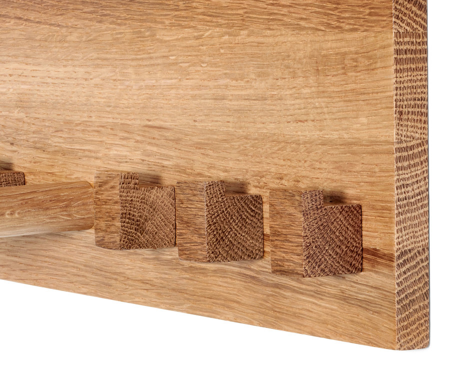 Detailansicht einer hängenden Wandgarderobe.