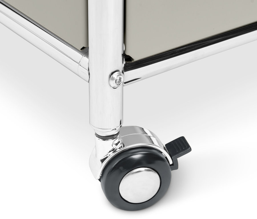 Detailaufnahme des Rades eines Rollcontainers »CN3«.