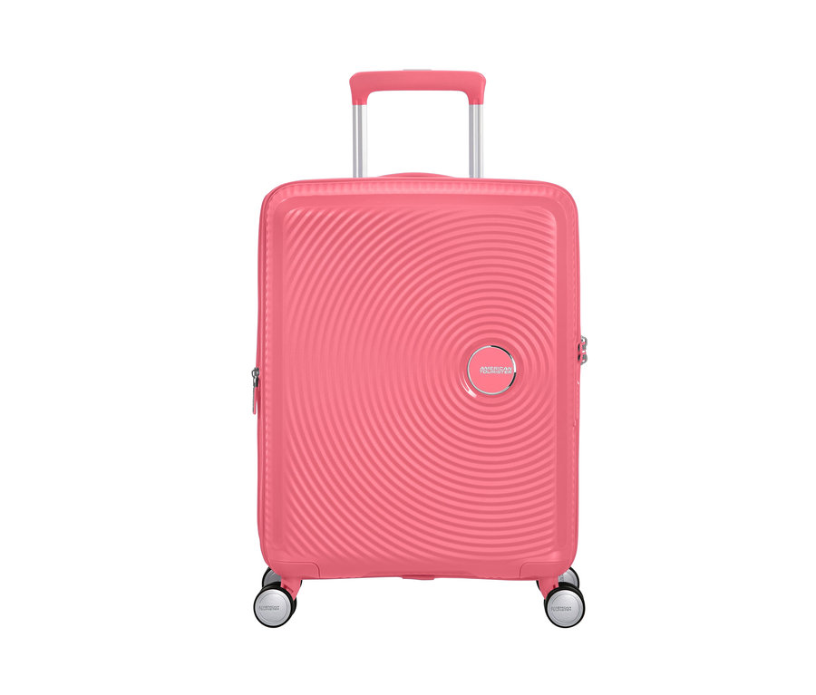 Frontansicht eines kleinen, sonnengeküssten korallenroten American Tourister Hartschalenkoffers »Soundbox« Spinner mit einziehbarem Griff.