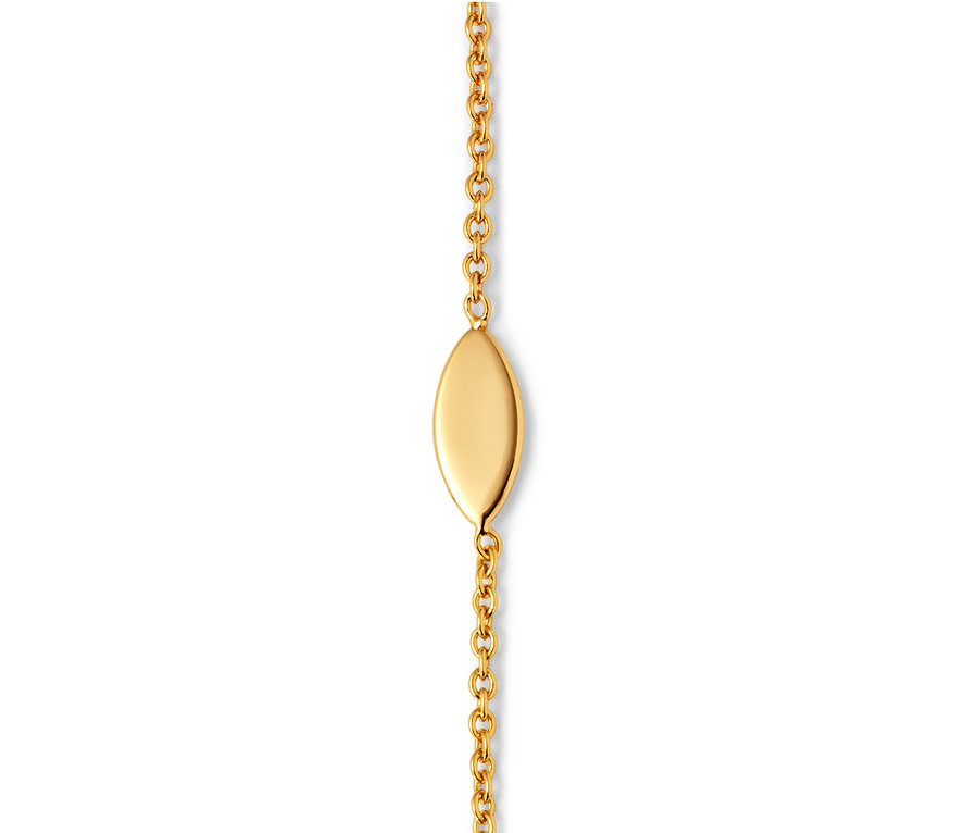 Detailansicht einer goldenen Kette mit Navettes.