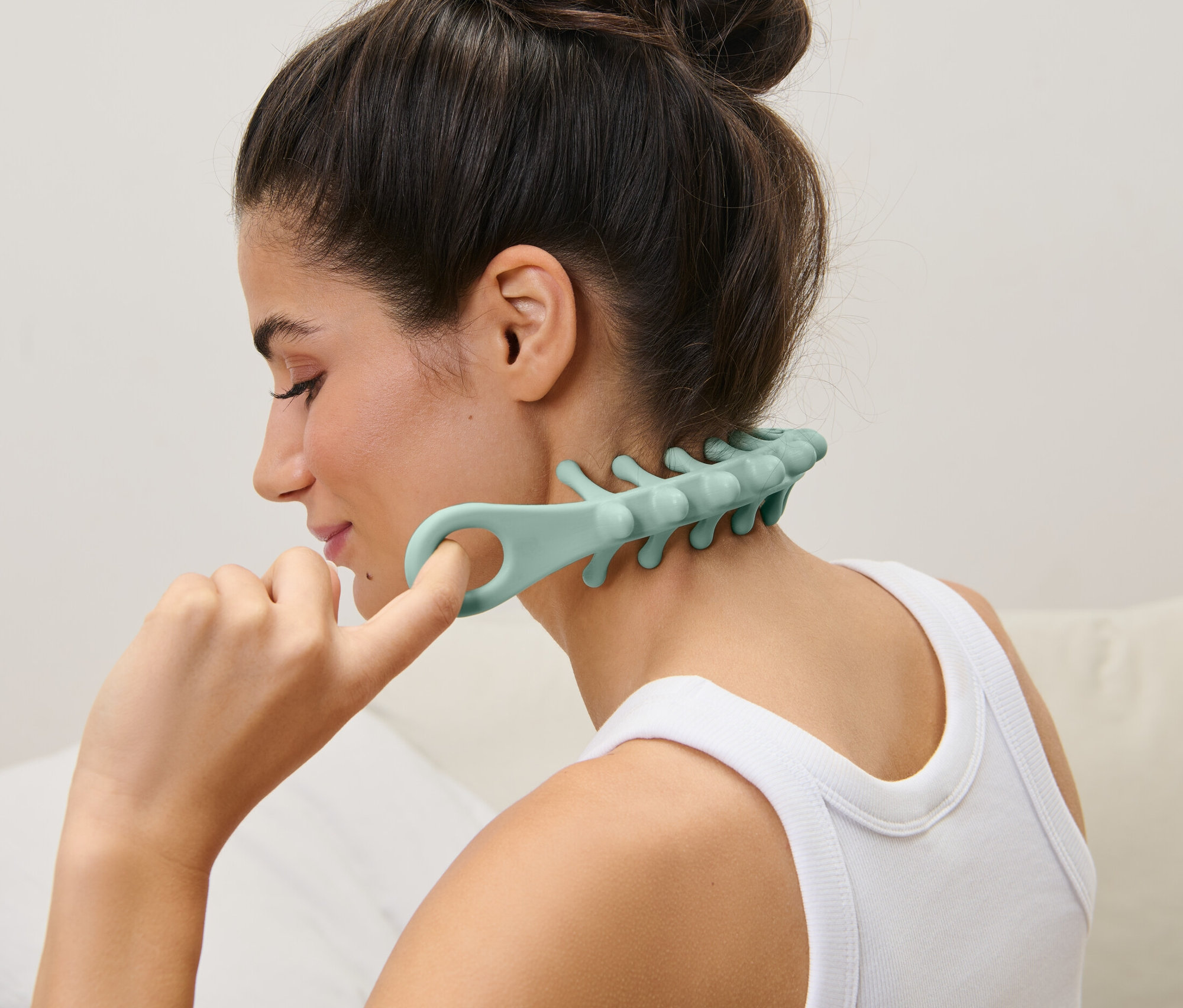 Frau benutzt Kopfmassageband.