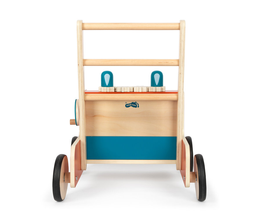 Detailansicht von hinten des Lauflernwagens Feuerwehr von small foot aus Holz mit blauen und weißen Details und vier schwarzen Rädern.