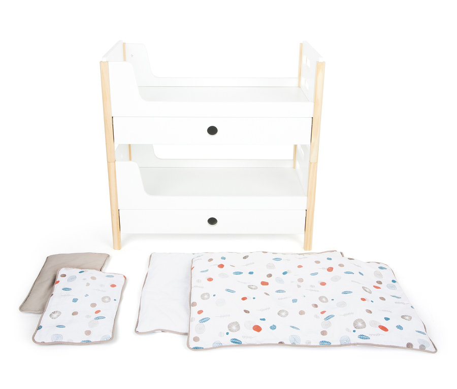 Ein zweistöckiges, weißes Puppenhochbett "Little Button" von small foot mit Holzrahmen und bedruckter Bettwäsche.