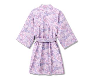Lila Morgenmantel mit Paisley-Muster.
