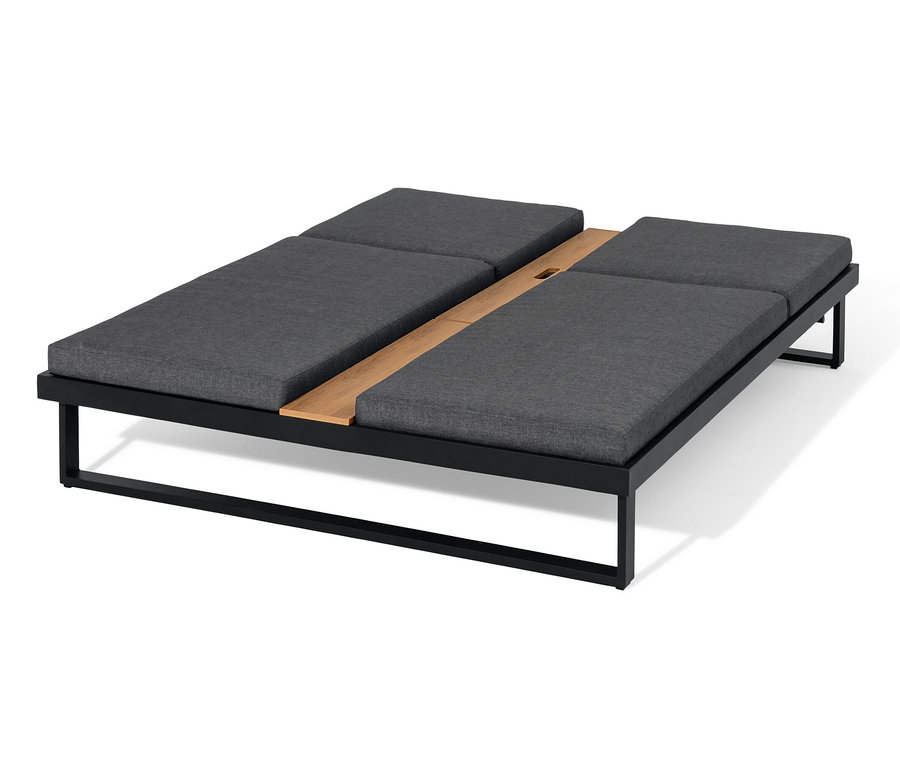 Ein Daybed mit hochklappbarem Mitteltablett.