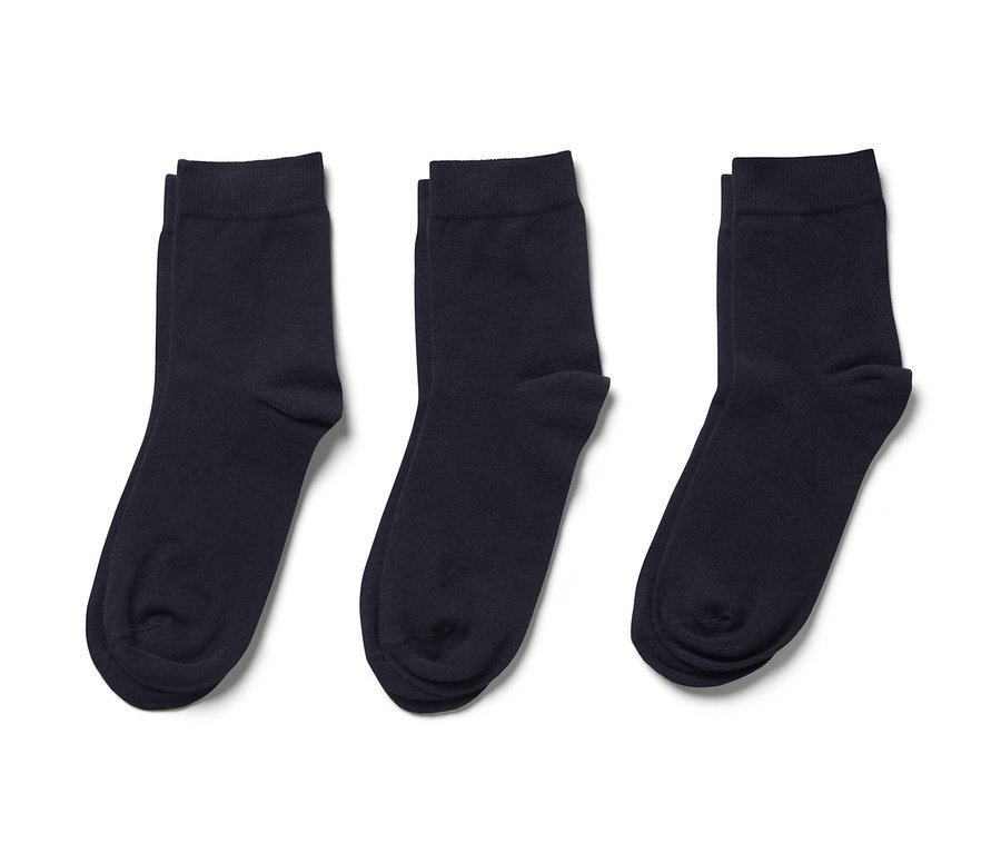 Drei Paar Socken.