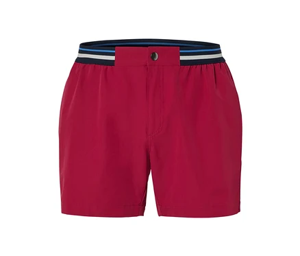 Rote Badeshorts.