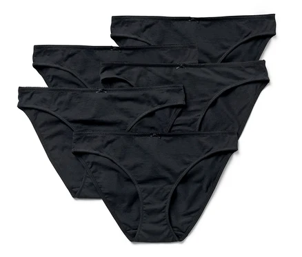 Fünf schwarze Slips auf weißem Hintergrund.