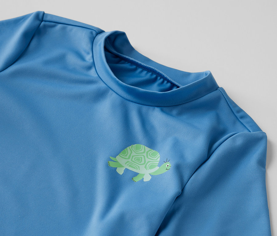 Blaues Kinder-Shirt mit UV-Schutzfaktor 80 und Schildkrötenmotiv.