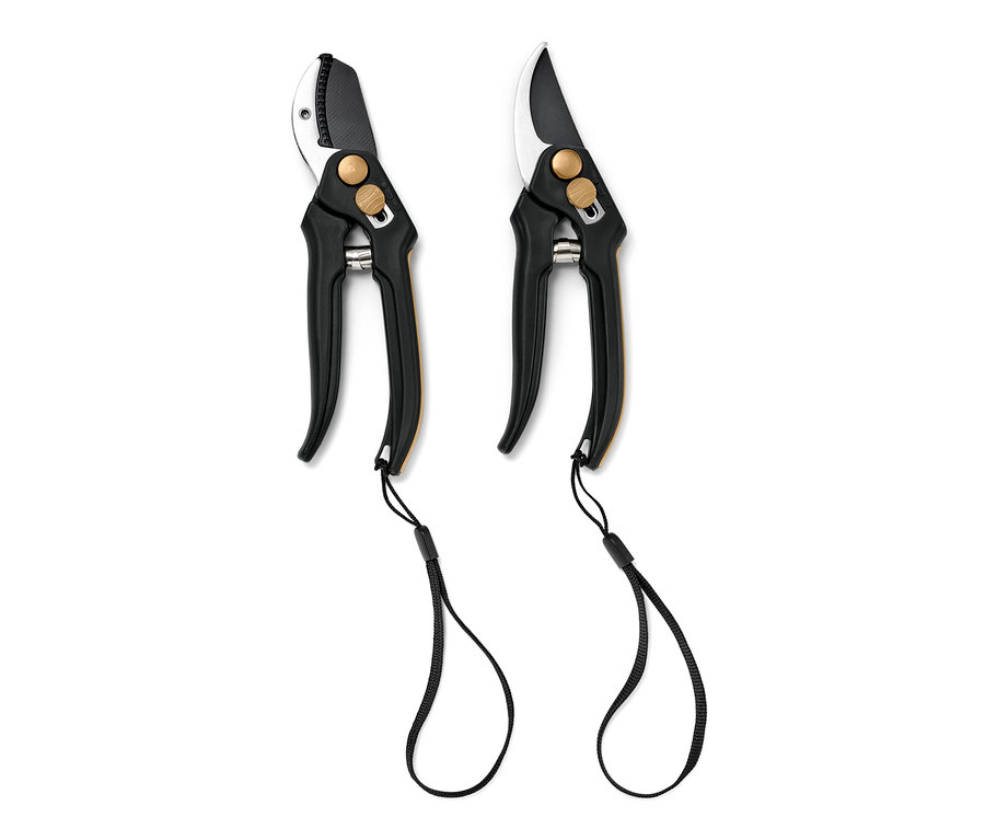 Zwei schwarze Gartenscheren aus einem Gartenscheren-Set.