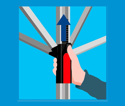 Eine Hand hält einen schwarzen Griff mit einem roten Streifen an einem Wäscheständer mit einem Pfeil nach oben.