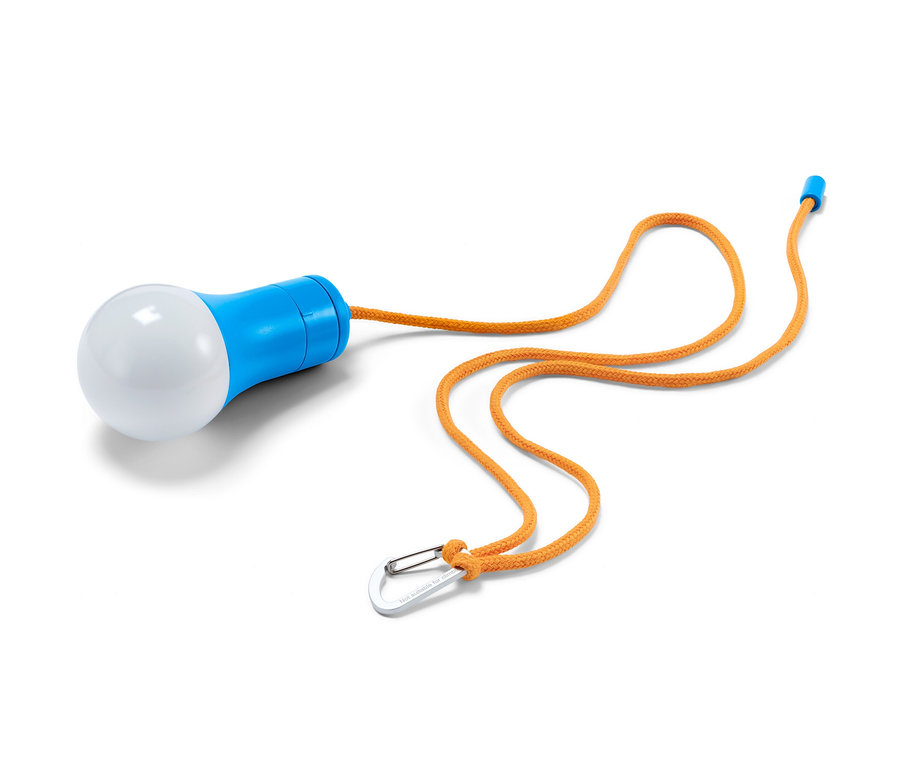 Eine blaue LED-Camping-Lampe mit einer orangefarbenen Schnur und einem Karabiner liegt auf einem weißen Hintergrund.