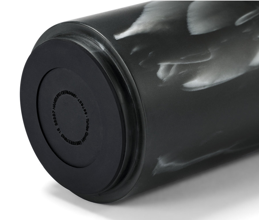 Nahaufnahme eines marmorierten Seifenspenders.