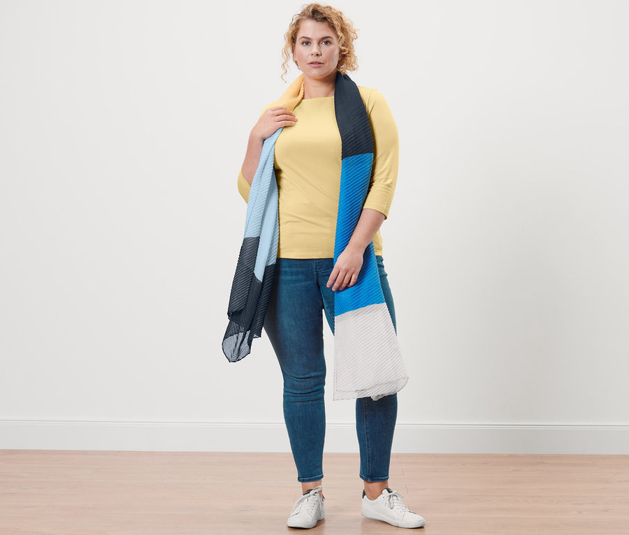 Frau posiert in gelbem Shirt mit 3/4-Arm, Treggings »Fit Nelly« und mit plissiertem Schal.