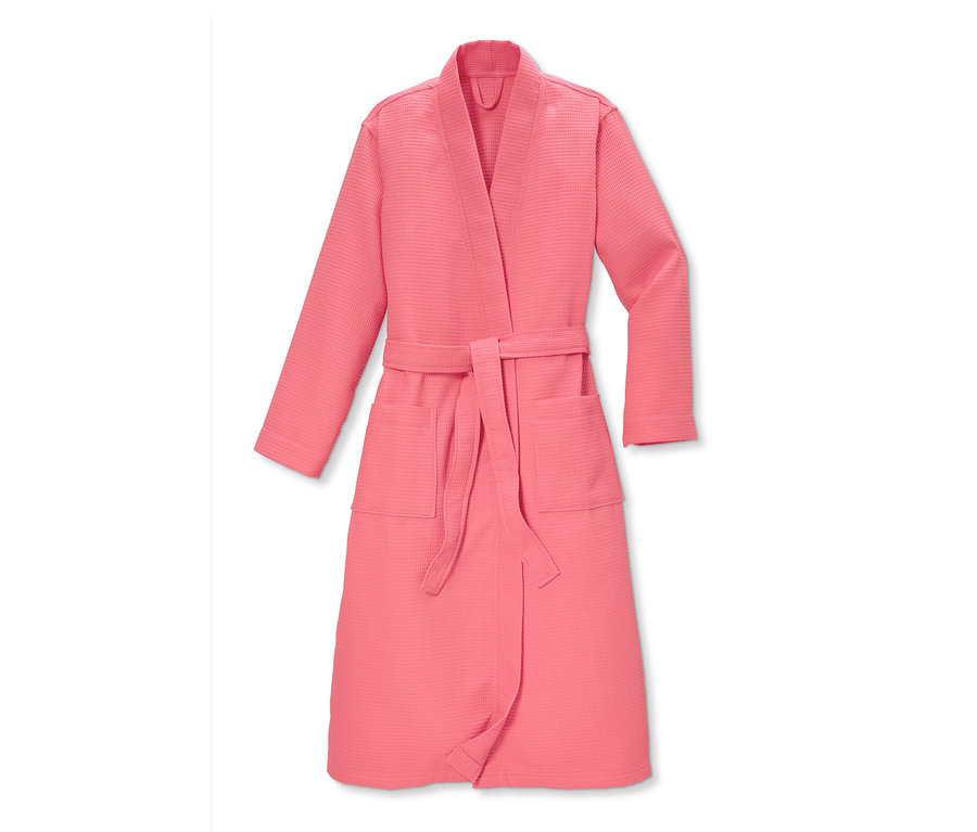 Ein korallfarbener Damen-Bademantel mit Gürtel und Taschen.