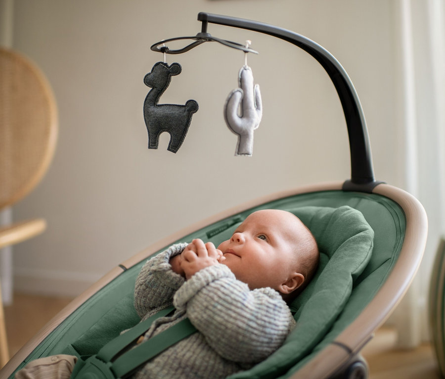 Baby liegt in Maxi-Cosi Elektrische Schaukel »Cassia«.