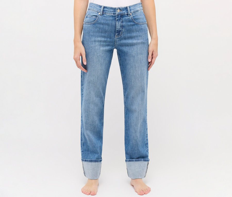 Person trägt hellblaue Angels Jeans »Lara« im Straight Fit mit umgekrempelten Säumen, barfuß stehend.