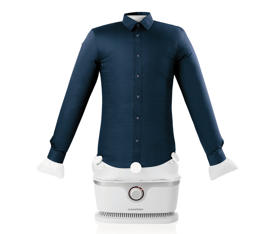 Ein dunkelblaues Hemd befindet sich auf einem Hemden- und Blusenbügler.